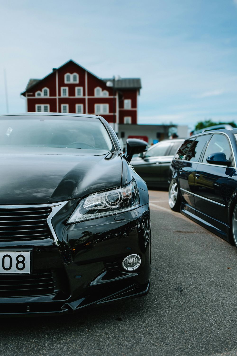 När bilen bromsar själv: Vem bär egentligen ansvaret?